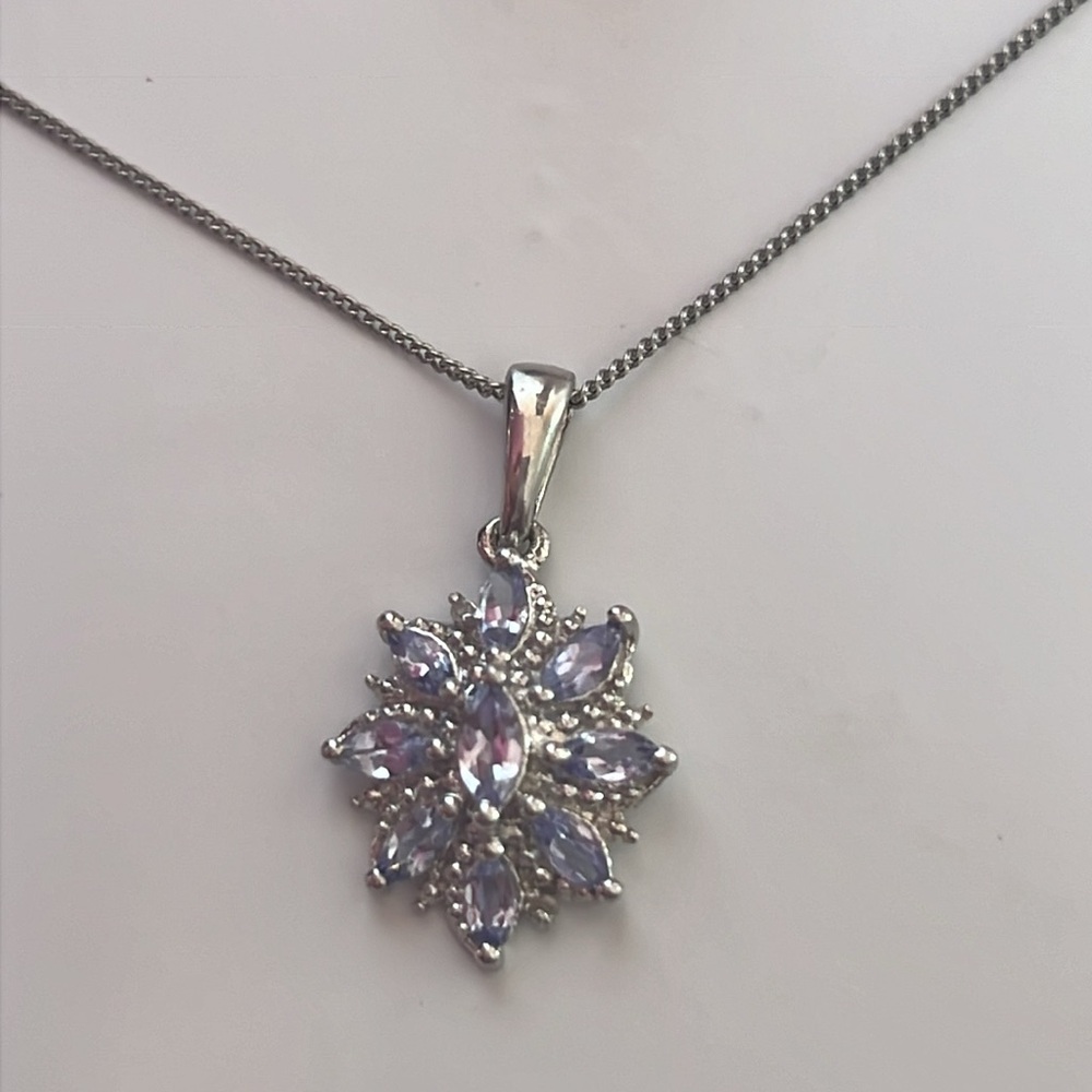 Jewelry set. Ring size 6, 18” necklace, and earrings. 925 silver. - Picture 4 of 8